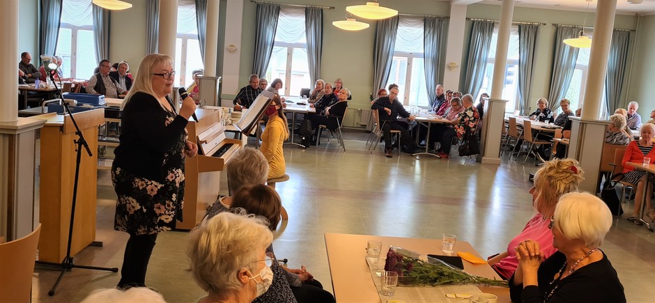 Annikki lauloi taitavasti Suvin säestyksellä mm. Kotkan Ruususta