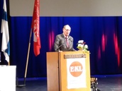  Risto Örling pitemässä puhetta