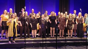 Suurin osa hieman pienemmästä Kipinä-kuorosta...