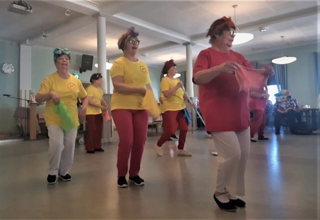 Täydessä touhussa Aleksinkulman keskiviikkokerhossa.