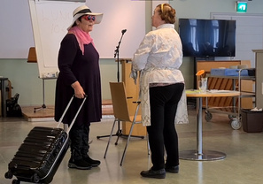 Englannin turisti saapuu ravintolaan.