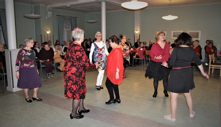 Senioritat valmiina houkuttelemaan Aleksinkulman yleisöä tanssin pyörteisiin - aikaan, kun koronasta ei ollut tietoakaan.