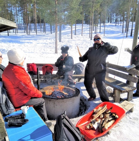 Kevätaurinko ja retkinuotio inspiroi Senioritat uuteen koregrafiaan?