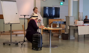 Turisti kauhistelee hyttystä keitossaan: "MOSQUITO!"