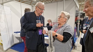 Raija ja Vanhusneuvoston edustaja arpajaispuuhissa