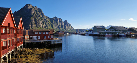 Näkymä Svolvaerin hotellimme päädystä. Sijainti keskellä kaupunkia sijaitsevalla pienellä Lamholmenin saarella.