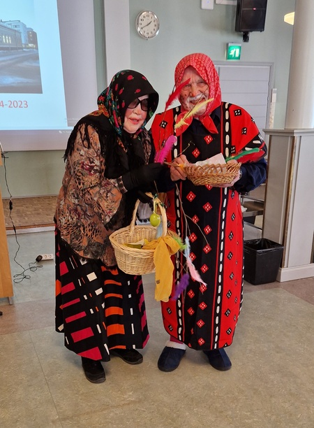Elma ja Leevi -nimiset trullit jakelivat suklaamunia koko kerhoyleisölle.