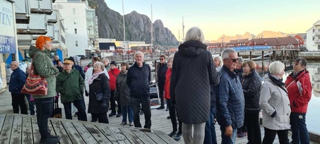 Oppaamme Jenni jakamassa tietoja Svolvaeristä, jota pidetään Lofoottien epävirallisena pääkaupunkina.