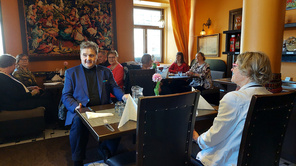 Vieraamme Markus H. Korhonen kertoi Franzénin talosta, jossa ravintola sijaitsee 
Kuva: Raija