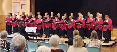 Molempien kuorojen naiset yhdessä Kempeleen Nuorisoseuralla