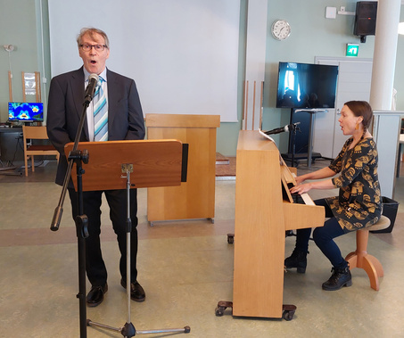 Teemu Takkula laulaa Suvin säestyksellä