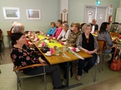 paljon on  Äitejä juhlassa