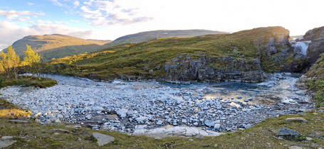 Fjället-hotellin ylämaastossa löytyy Gohpasjohka-joen putous Syndafallet - Syntiinlankeemus. 
Kivien valkoisuus johtuu Pohjolan kylmissä vesivirroissa esiintyvästä kiillelevästä.