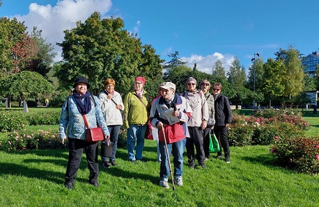 Kulttuurikerholaisia tutustumassa Hupisaarten puihin Esko Salosen opastuksella. Kulttuurikerholaisia tutustumassa Hupisaarten puihin Esko Salosen opastuksella.la.