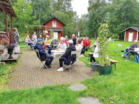 Villa Salmenrannassa oli 28.8. kesäpäivällä yhteislaulua Suvin johdolla sekä muuta jäsenten esittämää ohjelmaa.