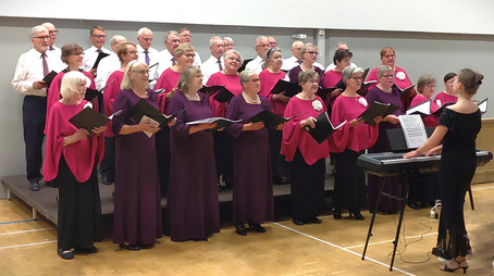 "Laulakko Nää" sekä "Vuokot ja Veikot" lauloivat yhteisvoimin Suvin johdolla