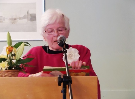 Helmi Sutinen lausui Heli Laaksosen murrerunoja