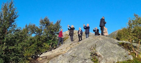 Oululaiset matkailijat maisemia ihailemassa ja ikuistamassa
