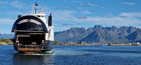 Siellä se lautta tulee haukkaamaan meidät ja bussimme Fiskebøliin viemistä varten