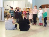 Palleron tenavat esiintymässä juhlassa