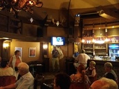  Erkki Ojala karaokessa laulamassa 