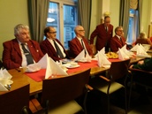 Kuoron pojat odottelee laulamaam pääsyä