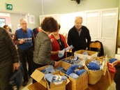 Sirkka-Liisa Jäntti-Aho
jakamassa Pukin tuomia villasukkia