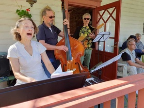 Suvi johtaa, Jussi ja Markku säestää