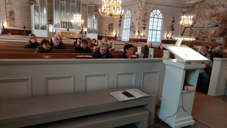 Mikael Toppeliuksen vaikuttavien maalausten ympäröimänä tutustuivat...