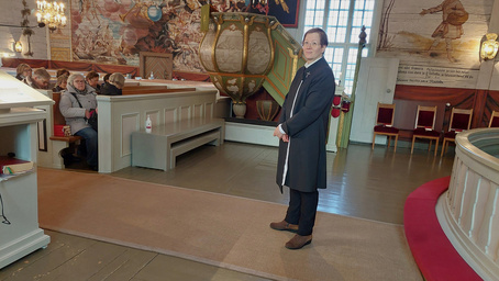 ...kerholaiset kirkon historiaan kappalainen Saila Karppisen opastuksella.