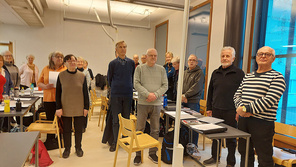 Vasemmalla alttoja, etuoikealla tenoreita ja taaempana bassoja...