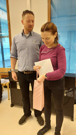 Kurkkaus kuorolaisten häälahjaan