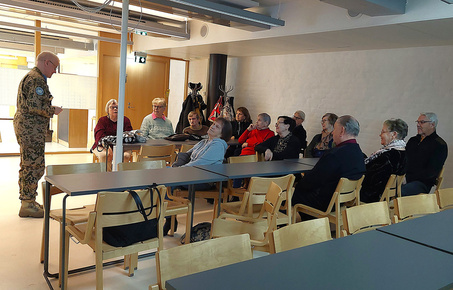 Mielenkiintoista esitystä seurasi 15 kerholaista