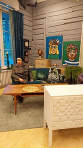 Huilaamista Strömsön eteisessä