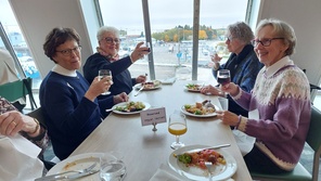 Laiva saapuu Uumajaan