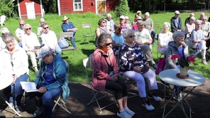 Suvin säestyksellä piha täyttyi yhteislaululla