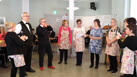 Anna-Maija lopetti pitkän keittiöuransa. Keittiöväki hyvästeli hänet laulaen Sirpan johdolla. Uffe avusti huuliharpulla.