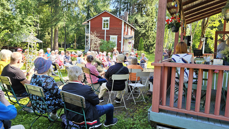 Väkeä oli paikalla viljalti. Edessä selin jatkoon menijä Matti Klemettinen.