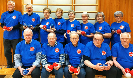 Pelaajien ryhmäkuva 6.5.2023 - ryhmän vetäjä Eljas kameran takana...