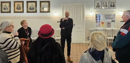 Alkuopastus Oulun Lyseon aulassa - oikealla ylhäällä kolme presidenttiä (K.J. Ståhlberg, Kyösti Kallio, Martti Ahtisaari), ylävasemmalla muita merkkihenkilöitä, kaikki lähtöisin Oulun Lyseosta. Ainutlaatuista!