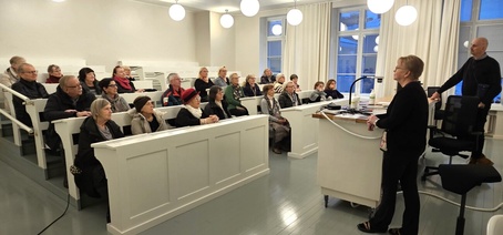 Auditoriossa kerrottiin peruskorjausten eri vaiheista ja pohdiskelimme koulumaailmaa ennen ja nyt.